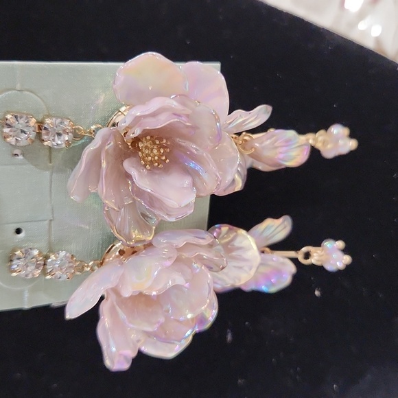 🔹️Atterri 🔹️Purple  Floral Irridescent Cascading  Drop Flower Earrings - Picture 5 of 7